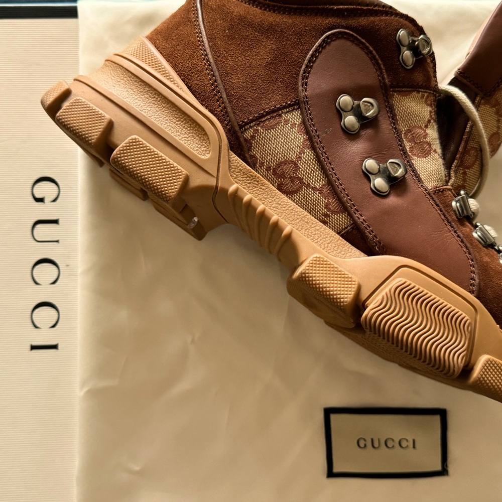 Brown Leather/Suede
High Top Hiking Style
Rubber Sole
100% Leather
Made in Italy